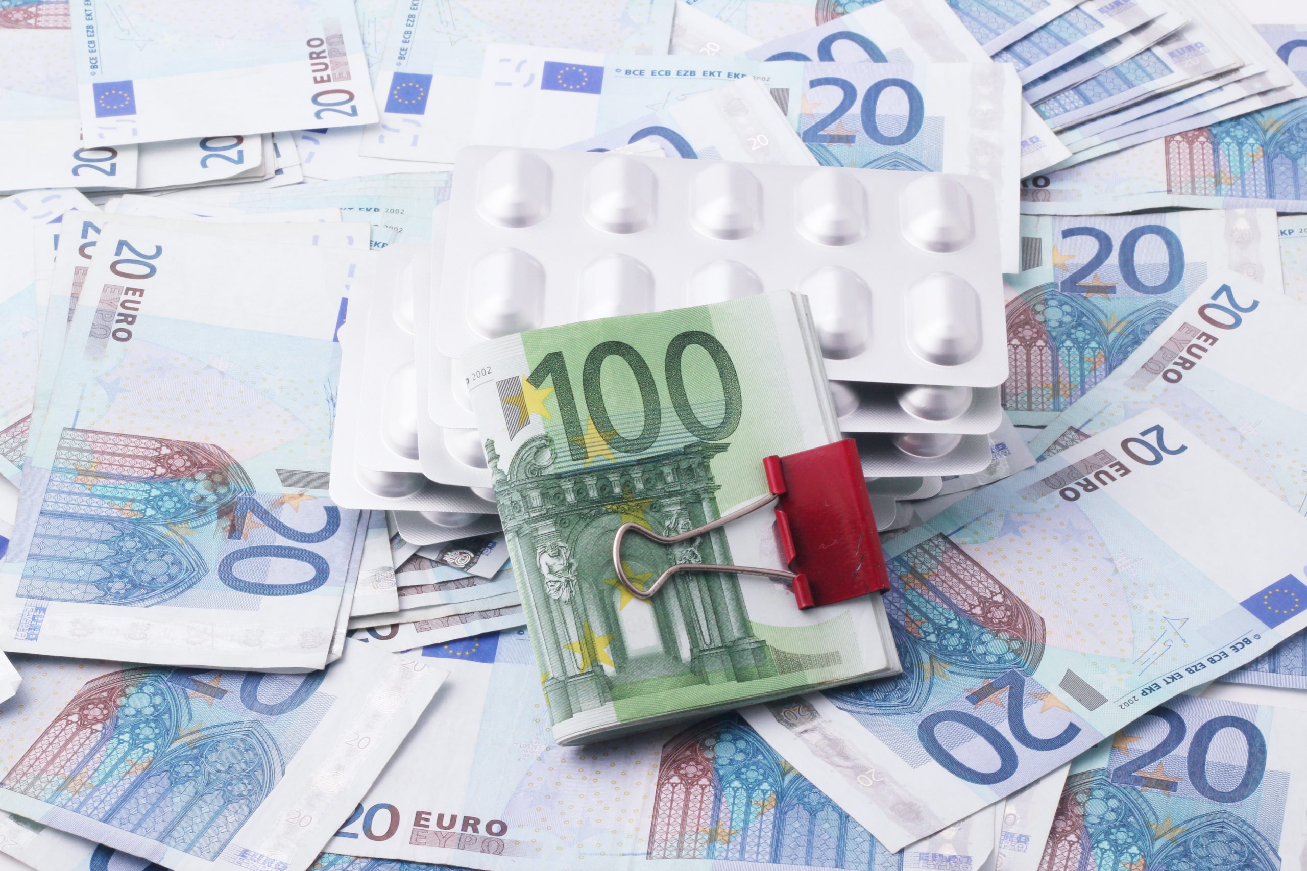 Klammer mit Hundert Euro Scheinen